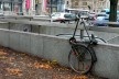 Bicicleta estacionada em acesso da Estação de Lenbachplatz. Munique, Alemanha, dezembro 2009<br />Foto Francisco Alves 