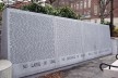 Monumento em Providence RI, muro com nomes das vítimas americanas. Inscrição: “Nenhum lapso de tempo, nenhuma distância no espaço fará você ser esquecido”<br />Foto Eliane Lordello, jan. 2010 