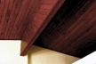 Fig. 10: Vista do interior da Casa de Interlagos: a viga de madeira, em estrutura lamelar, formada por tábuas justapostas, sustenta a cumeeira da cobertura em duas águas<br />Foto Angela di Sessa 