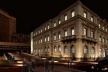 Vista noturna externa do edifício e da praça lateral<br />Imagem dos autores do projeto 