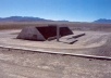 Michael Heizer, Complex City, 1972, Nevada. Concreto, aço, terra compactada; 7x366x159 m [KASTNER, Jeffrey e WALLIS, Brian, Land and Environmental Art, Londres, Phaidon, 1998]
