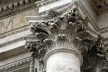 O capitel de coluna da Fontana de Trevi de Bernini em Roma apresenta folhas e acima delas até mesmo as flores do Acanto<br />Foto Christiane Lisboa 