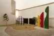 Escola Municipal Maurício Cardoso, chuveiros com formas lúdicas e parede lousa<br />Foto Celso Brando  [O lugar do pátio escolar no sistema de espaços livres , p. 187]