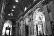 Muitos materiais que compõe a Basílica de São Pedro foram retirados do Coliseu e dos panteões; reesculpidos servem à cristandade<br />Foto Thomas Bussius 