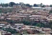 Fórum Urbano Mundial em Nairóbi 2002. Kibera: Maior favela africana. [Fórum Nairóbi 2002 <wwww.affordablehousinginstitute.org/>]