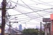 A expansão sem controle da rede de energia elétrica propiciou a ocorrência de roubo de energia, praticado por meio de “gatos”, comumente realizado nas áreas periféricas das grandes cidades brasileiras. 