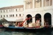 Barco de transporte de mercadorias equipado com braço mecânico, Veneza, Itália<br />Foto Abilio Guerra 