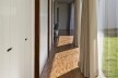 Casa Torreão, corredor dos quartos, Brasília DF, arquitetos Daniel Mangabeira, Henrique Coutinho e Matheus Seco<br />Foto Haruo Mikami 