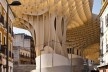 Metropol Parasol, estrutura de madeira visível a partir do arruamento próximo, Sevilha. J. Mayer H. Architects, 2004<br />Foto David Franck 