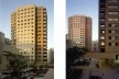 3 vistas do conjunto de edifícios sobre praça de acesso livre<br />Foto Nelson Kon 