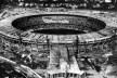Jogo com estádio do Maracanã em construção, 1950<br />Foto divulgação  [Popperfoto/Getty Images/Veja]