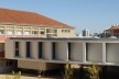 Escola Marquesa de Alorna, vista da nova biblioteca, a partir do campo de jogos, Lisboa, 2008-2012<br />Foto Laura Castro Caldas & Paulo Cintra 