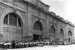 Funcionários em frente ao Mercado Municipal, Arquitetos Severo e Villares. Projeto de intervenção de Pedro Paulo Melo Saraiva. Foto de 1932 [FAUUSP]