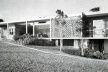 Casa do arquiteto em São Paulo, Oswaldo Bratke, 1953. Goodwin, em 1943, insinua e Hitchcock, em 1958, reafirma a existência de uma arquitetura moderna brasileira ‘aberta’ característica do ‘novo mundo’ na mais pura tradição wrightiana