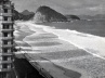 Persitz publica na L’Aujourd’hui foto de Kidder-Smith, originalmente publicada no livro de Goodwin, de 1943, exemplificando a ausência de normas urbanas disciplinadoras no Rio de Janeiro