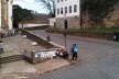 Ao lado da igreja São Francisco de Assis, rua de paralelepípedos ladeada por muros de arrimo<br />Foto Abilio Guerra 