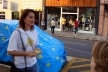 Artistas entregam adesivo do projeto Fui a Pé a motorista no centro de Limeira<br />Foto divulgação 