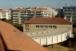Escola Marquesa de Alorna, vista dos telhados dos edifícios existentes, do corpo da nova biblioteca e da cidade, a partir da torre, Lisboa, 2008-2012<br />Foto Laura Castro Caldas & Paulo Cintra 