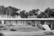 Vista frontal do Parador La Solana (1946), em Punta Ballena [Hitchcock, Henry-Russell. Latin american architecture since 1945, p.54]