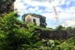 Vista dos edifícios e da vegetação rasteira na Fazenda Ipanema em Iperó SP<br />Foto Bianca Siqueira Martins Domingos 