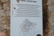 Placa informativa colocada nas entradas da Cidade Antiga, com indicação dos danos provocados pela agressão do Exército iugoslavo, dos sérvios e dos motenegrinos contra a cidade, entre os anos de 1991 e 1992<br />foto Aline Martins da Silva 