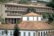 Casa do Conto, com Grande Hotel ao fundo, Ouro Preto<br />Foto Paul Meurs 