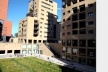 Área residencial e praça central com comércio e escada rolante para acessar o piso superior<br />Foto Alessandra Natali Queiroz 