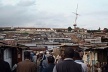 Fórum Urbano Mundial em Nairóbi 2002. Expansão de Kibera ao longo de vale próximo ao reservatório Nairóbi. [Fórum Nairóbi 2002 <www.affordablehousinginstitute.org/>]
