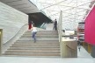Escada de acesso ao pavimento superior do hall de exposições <br />Foto divulgação  [arquivo Rui Ohtake Arquitetura e Urbanismo]
