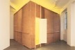 Bruce Nauman, Yellow Room (Triangular), Tábuas e luz amarela, 1973, 5,48x3,04 (Vista da instalação original na galeria Konrad Fischer, Dusseldorf, 4 de Fevereiro – 6 de Março de 1974) [HUCHET, S. Intenções Espaciais. P. 225.]