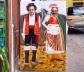 Luis Roca Arencibia e Mariano de Santa Ana, atrás de um painel turístico em Tenerife, Ilhas Canária