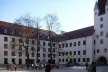 Alter Hof, bloco de apartamentos com janelas voltadas para o pátio. À direita, resto de torre medieval restaurada. Escritório Auer + Weber<br />Foto Benelisa Franco 