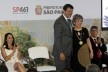 Prefeito Fernando Haddad abraça Rosa Artigas, que recebe medalha “em memória” para seu pai Vilanova Artigas<br />Foto César Ogata / SECOM 