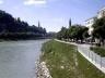  O aproveitamento das margens não requer nada elaborado mas uma boa conservação. Como é o exemplo de rio em Salzburgo, aonde há apenas uma ciclovia, calçada com guarda-corpo e vegetação<br />Foto Daniel Jaulino 