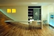 Interior do apartamento diferenciado: o piso continua até o teto - relação entre o espaço interno e o externo<br />Foto Nelson Kon 