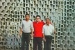 Professor Yuan e seus operários, em frente à Silk Wall<br />Foto Gabriela Celani 