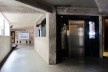 Apesar dos elevadores novos, o interior do edifício manteve o aspecto industrial<br />Foto Gabriela Celani 