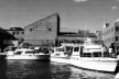 Figura 19 – Área revitalizada de Fells Point, Baltimore, mostrando as edificações novas integradas às antigas e o pier público para barcos de passeio e parada do water-taxi. Projeto urbano: Vicente del Rio [In Breen & Rigby, 1994]