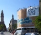 Intervenção anônima sobre lona publicitária em fachada de Barcelona<br />Foto Xico Costa 