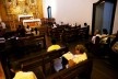 Fiéis no interior da Igreja Matriz de Nossa Senhora do Rosário em momento de oração<br />Foto Fabio Lima 