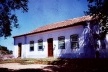 Sede da Fazenda da Lapa, em Encruzilhada do Sul, com a capela anexa à fachada e aberta para a frente.  [autor.]