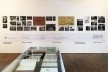 Exposição FAU 70 anos, display com documentos e parede com instalações da escola<br />Foto Abilio Guerra 