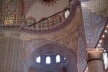 A luz entra através de uma das abóbodas e de vitrais da Mesquita Azul. rebate nos azulejos e cria uma iluminação azulada no interior do templo<br />Foto Ismail Küçük 