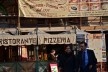 Contaminações, painel publicitário em restaurante e pizzaria no centro urbano de Roma<br />Foto Fabio José Martins de Lima 