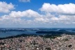 Represa de Guarapiranga, com favelas e bairros nas margens. <br />Foto Iatã Canabrava 