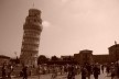 Torre de Pisa, na Piazza dei Miracoli, rodeada por turistas. Pisa, Itália. Agosto/2010<br />Foto Francisco Alves 
