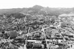 No intervalo de menos de três décadas e no centro da foto observamos a escalada da cidade à Serra do Curral e o rebaixamento da mesma à direita do Pico [: Coleção José Góes, APM, 1977]