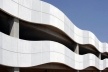 Fachada com painéis de GRC com cimento branco, edifício de estacionamento da Ulbra – Canoas