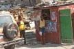 Porto Príncipe, Haiti, 2011. A população tenta retomar a vida com os escombros compondo a paisagem da cidade<br />Foto Alyson Montrezol 