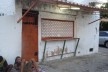 Cama de pregos instalada em bar precário e informal, para afastar mendigos<br />Foto Patrícia Alonso de Andrade, 2010 
